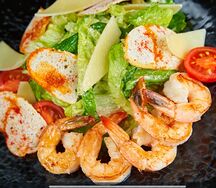 Цезарь с тигровыми креветками