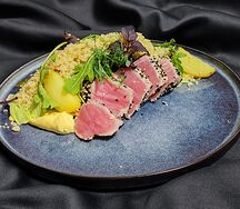 Салат с тунцом, спаржей и горчично-медовой заправкой