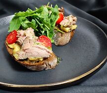 Брускетта с пряным ростбифом и белыми грибами