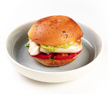 Бургер с цыпленком, гуакамоле и томатами 