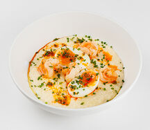 Кускус с креветками и с мягко сваренным яйцом