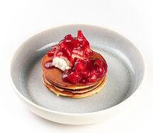 Панкейки из рикотты с соусом на выбор