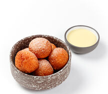 Творожные пончики с соусом на выбор