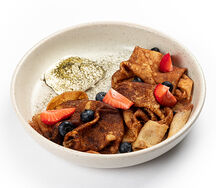 Блины с сезонными ягодами 