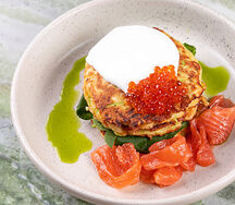 Оладьи из цукини с лососем, красной икрой и сметаной 