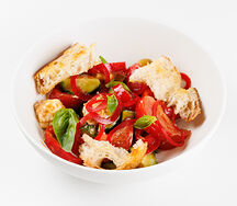 Салат со свежими овощами и сыром фета