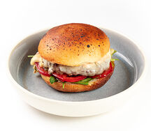 Бургер с говядиной, моцареллой и халапеньо