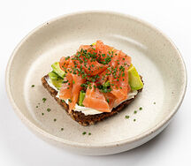 Цельнозерновой тост с лососем и авокадо