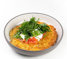 Картофельный драник с лососем, мягко сваренным яйцом и сметаной