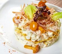 Салат мясной с маринованными грибами и хрустящей гренкой