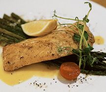 Лосось со спаржей под сливочно-апельсиновым соусом