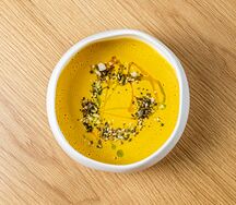 Тыквенный суп с яблоком и карри на кокосовом молоке 