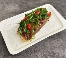 Тартин с уткой и грушей