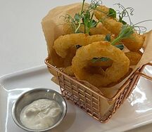 Кольца кальмара в панировке с соусом тартар