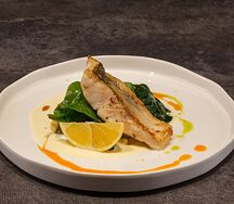 Филе судака с соусом бер-блан и салатом из шпината