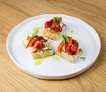 Брускетта с печеными перцами и сыром фета