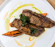 Фланк стейк с соусом бер блан и печеным бататом