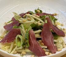 Салат с грушей и уткой холодного копчения 