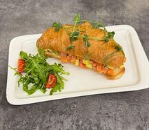 Круассан с лососем