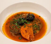 Говядина томленая в соусе из чернослива и овощей