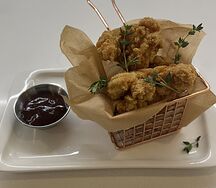 Куриные крылья в панировке с соусом Руй