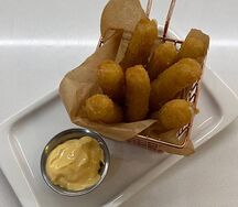 Сырные палочки в панировке с сырным соусом