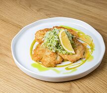 Куриный шницель с соусом карри и салатом из капусты