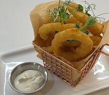 Луковые кольца с соусом руй