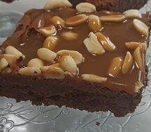 Брауни с арахисом и солёной карамелью