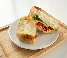 Чиабатта с индейкой и омлетом