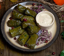 Долма с чесночным соусом