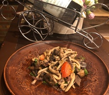 Теплый салат с кальмарами