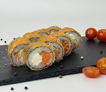 Жареный ролл с форелью