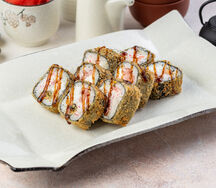 Жареный ролл с морепродуктами