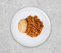 Рис с овощами и котлета куриная