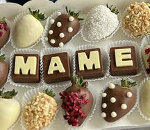 Набор клубники и шоколадные буквы Маме