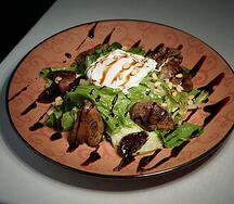 Теплый салат с куриной печенью