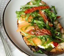 Тартин с лососем и страчателлой