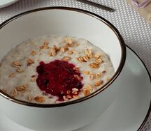 Каша овсяная с толчеными ягодами