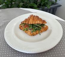 Круассан с лососем