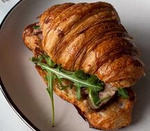 Круассан с баклажановой икрой и ростбифом