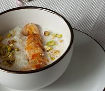 Рисовая каша с карамелизированными бананами и фисташками