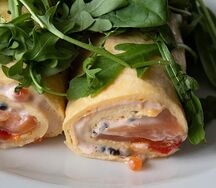 Омлет со слабосоленым лососем и печеным перцем