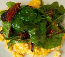 Скрэмбл с зеленым салатом