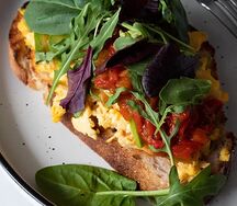 Тартин со скрэмблом и апельсиновым лечо