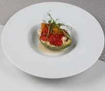 Авокадо на гриле с сыром страчателла и апельсиновым лечо