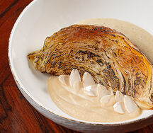 Стейк из капусты с ореховым соусом
