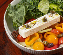 Овощи со взбитой сметаной и сыром фета
