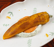 Фаршированный перец со взбитой сметаной и соусом из овощей
