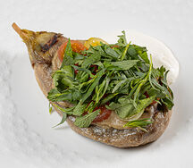 Запеченный баклажан с кремом из страчателлы
